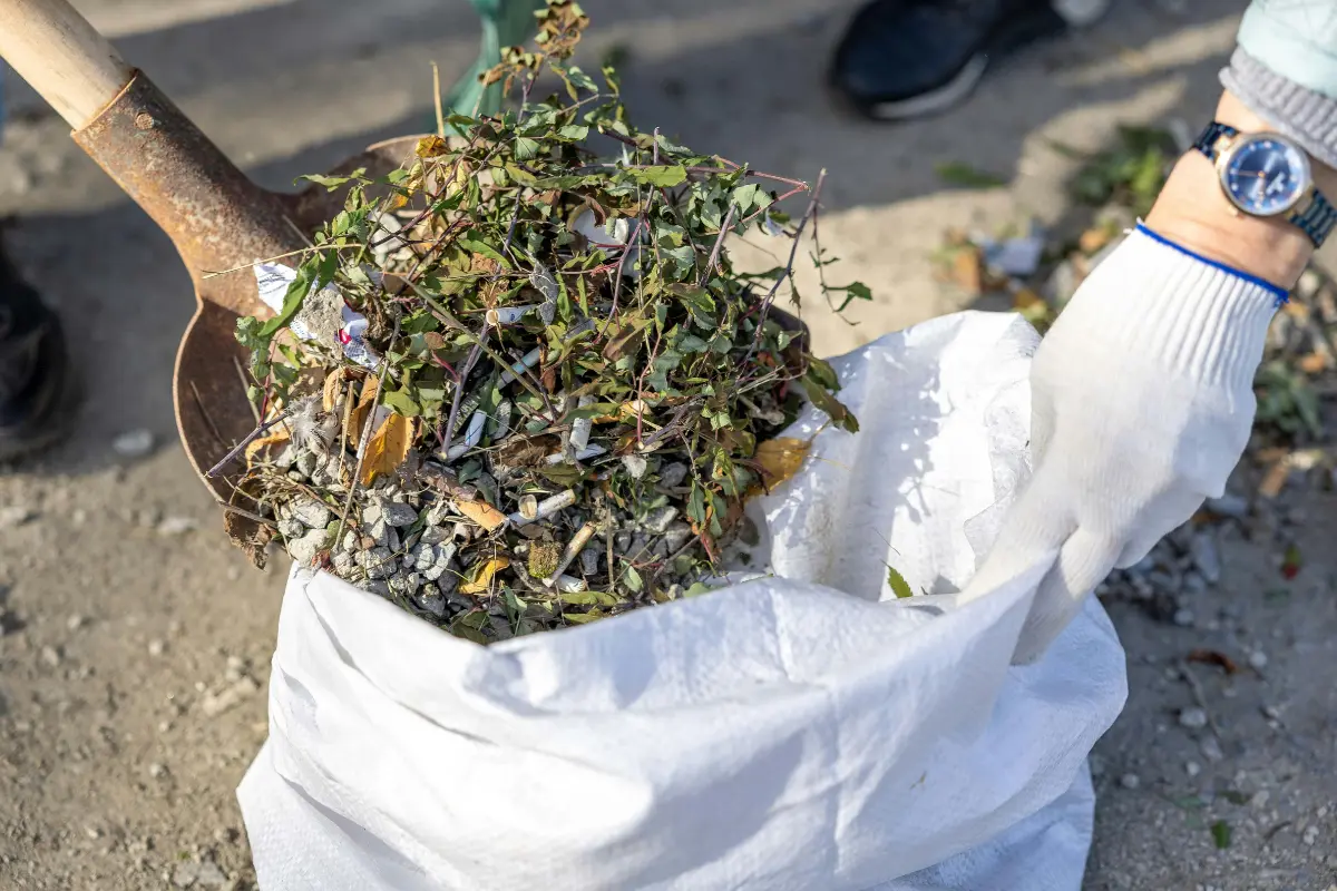 7 dicas para reduzir custos na limpeza de terrenos. Trabalhador celebra eficiência no serviço de limpeza de terreno. Foto: Reprodução / Canva Pro.