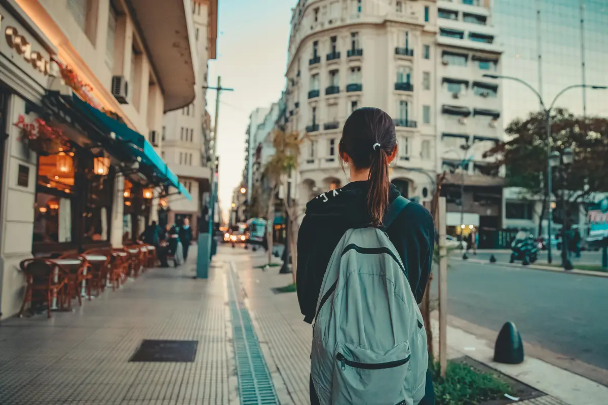 Qual o terreno ideal para fazer um prédio com kitnets? Kitnets bem localizadas podem ser a porta de entrada para a independência de muitos jovens. Foto: Reprodução / Canva Pro.