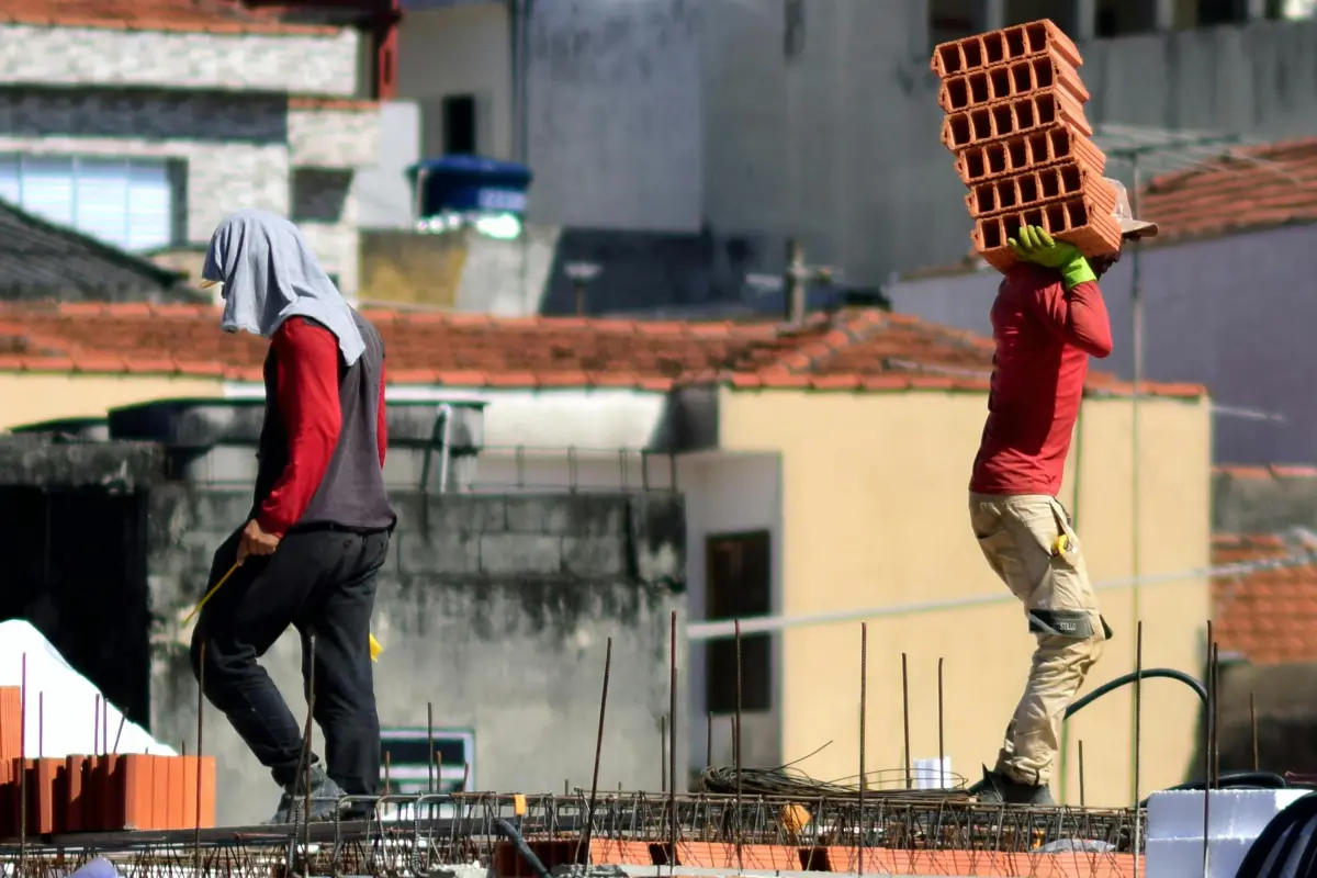 Por que a prefeitura nega projetos em terrenos aparentemente viáveis? Morador observa construção desalinhada às normas de recuo, refletindo a frustração de quem enfrenta irregularidades. Foto: Reprodução / Canva Pro.