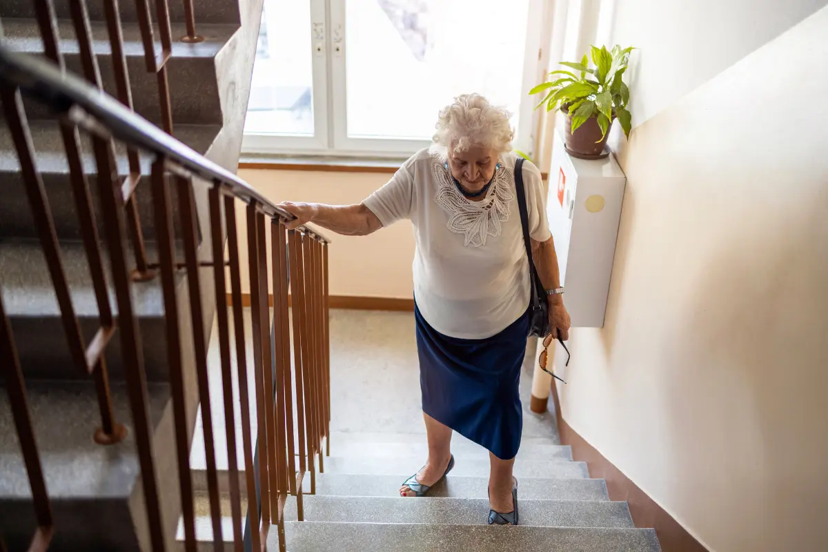 Prédio de três andares precisa de elevador? O que diz a norma? A falta de elevador pode limitar o uso do imóvel por moradores com mobilidade reduzida. Foto: Reprodução / Canva Pro.