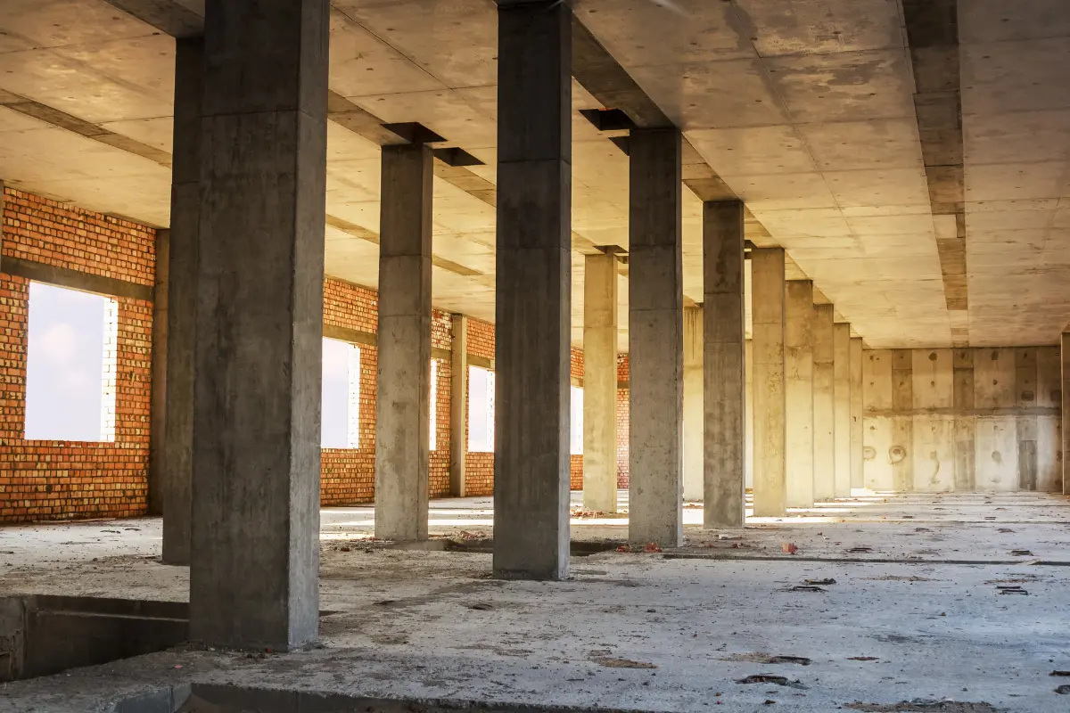 Terreno irregular pode receber projeto de prédio? Um projeto bem ajustado supera limitações físicas e transforma o lote em espaço funcional. Foto: Reprodução / Canva Pro.