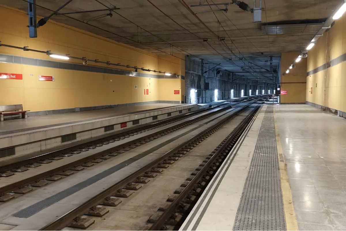 5 sinais de que um terreno urbano bem localizado. Estrutura de metrô em área residencial desperta questionamentos sobre valorização futura. Foto: Reprodução / Canva Pro.