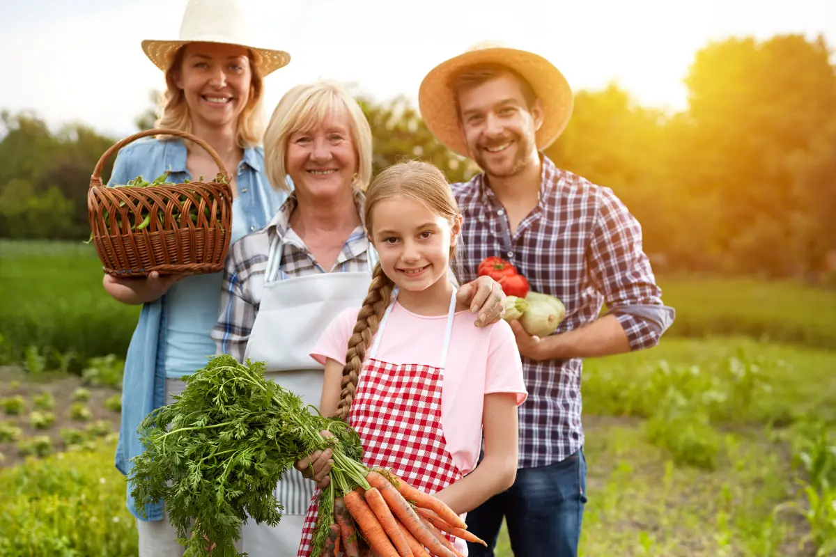 7 dicas para comprar um lote rural barato com segurança. Família rural celebra assinatura de contrato seguro. Foto: Reprodução / Canva Pro.