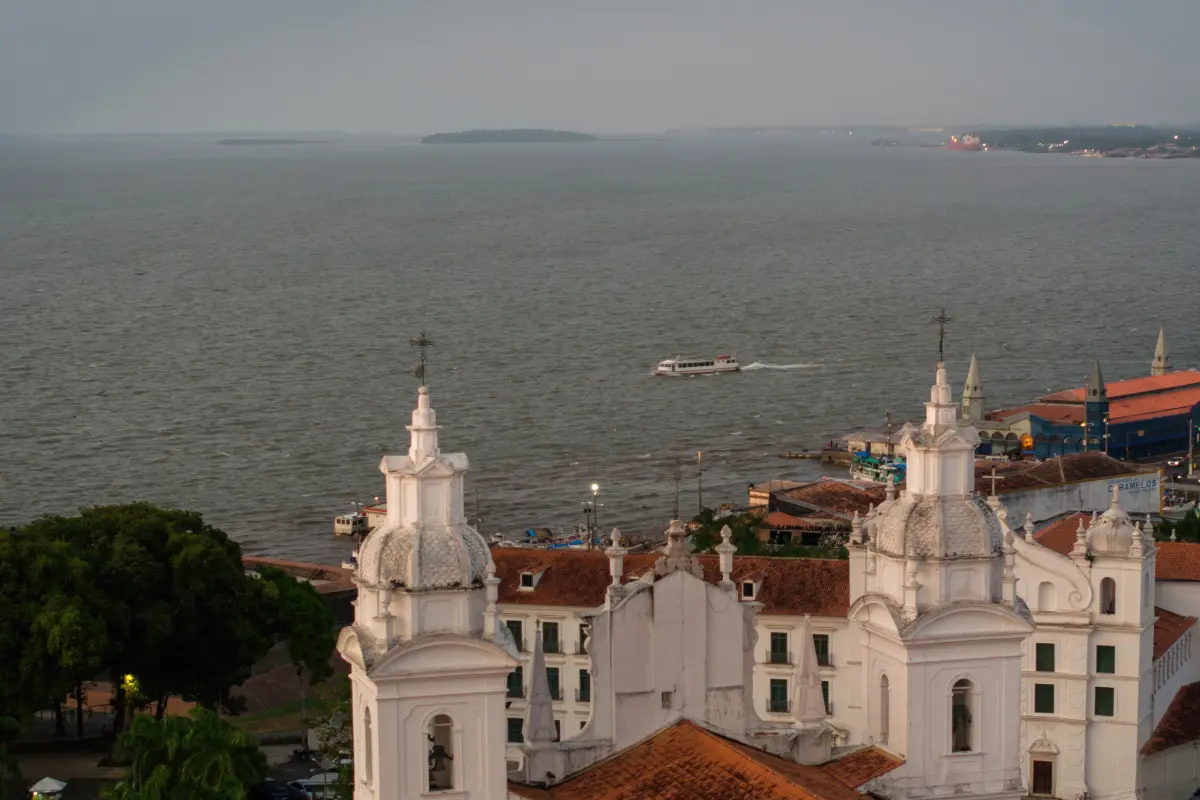 Análise comparativa de ofertas em terrenos com vista para represa. Foto: Reprodução / Canva Pro.