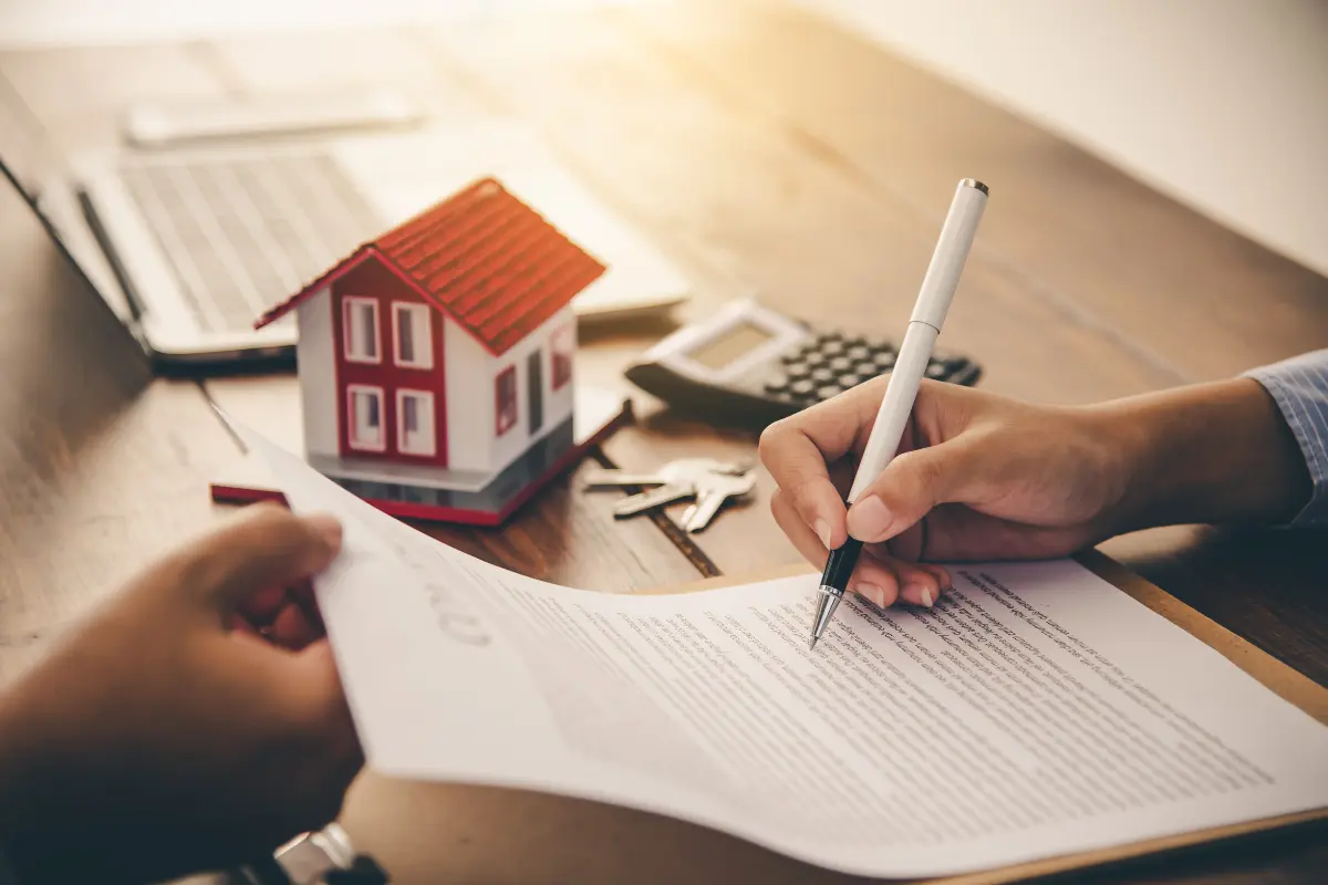 As vantagens de investir em um terreno na planta. Compradores celebram a liberdade de criar o lar dos sonhos. Foto: Reprodução / Canva Pro.