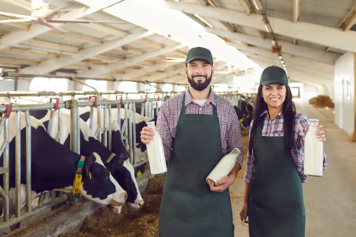 Aspectos legais na compra de gleba de grande extensão. Produtor rural sorri ao receber escritura registrada em cartório. Foto: Reprodução / Canva Pro.