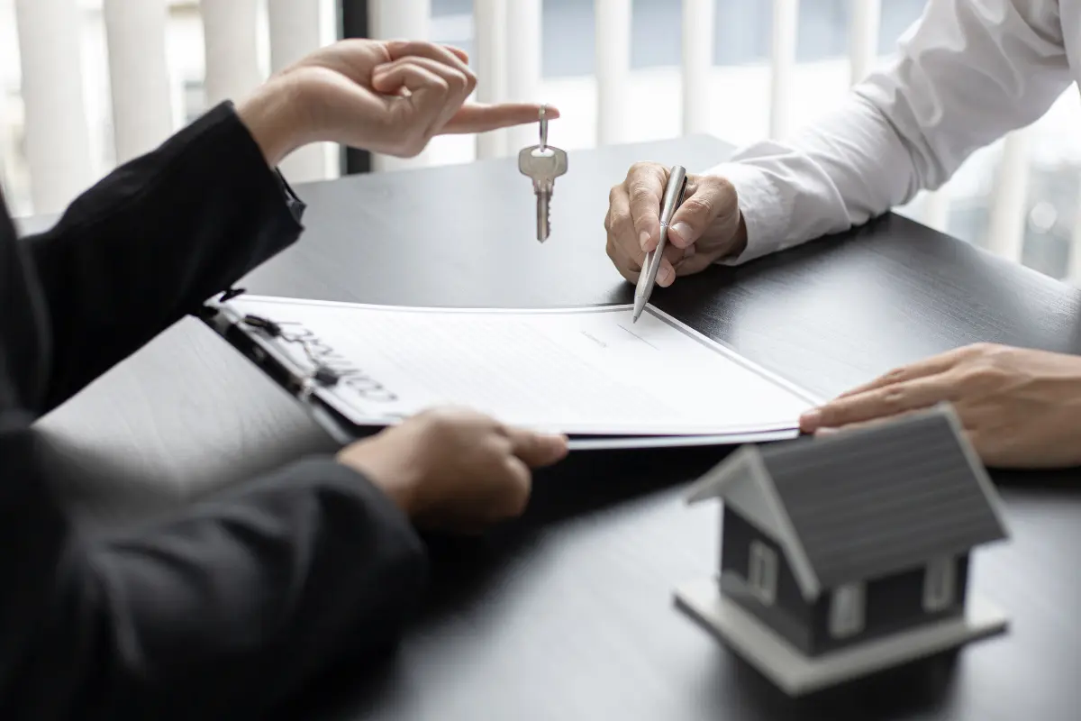 Certidões necessárias para terrenos urbanos: Compradores celebram junto ao corretor a certidão que comprova ausência de débitos de IPTU. Foto: Reprodução / Canva Pro.