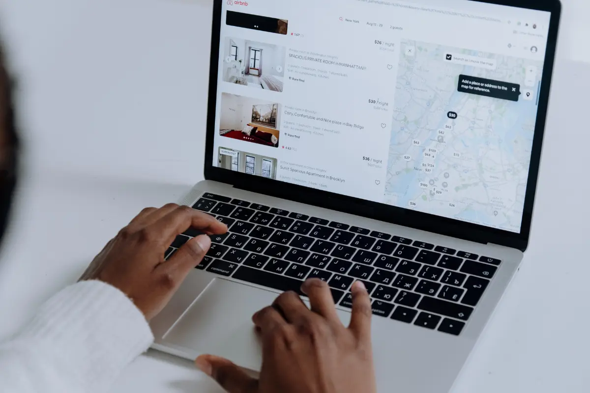 Como comparar ofertas de terrenos residenciais em diferentes bairros? Foto: Reprodução / Canva Pro.