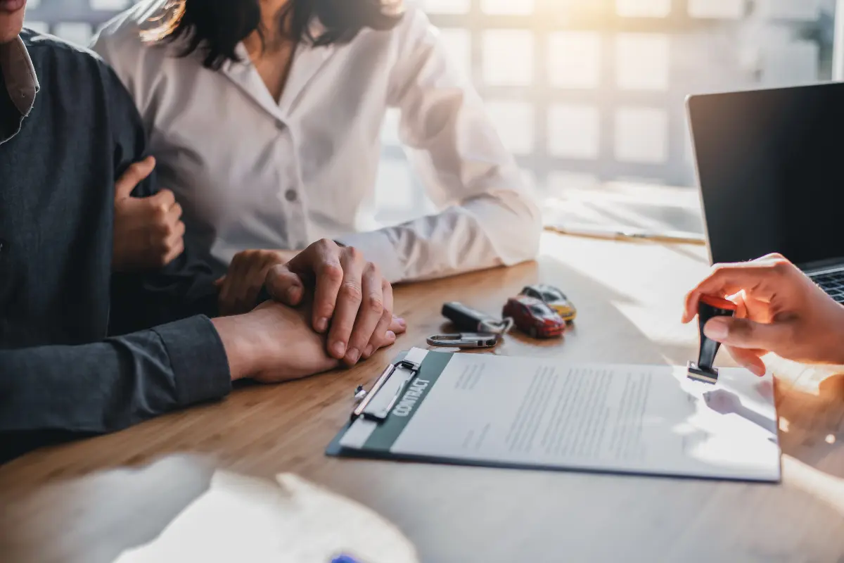 Como comprar terreno com financiamento bancário: Casal comemora aprovação do financiamento bancário. Foto: Reprodução / Canva Pro.