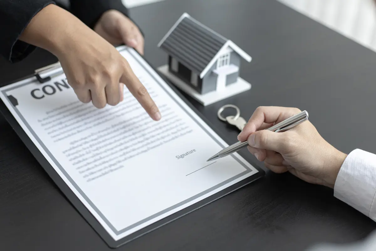 Como negociar a compra de um lote em leilão. Investidor sorri ao receber certidão de arrematação. Foto: Reprodução / Canva Pro.