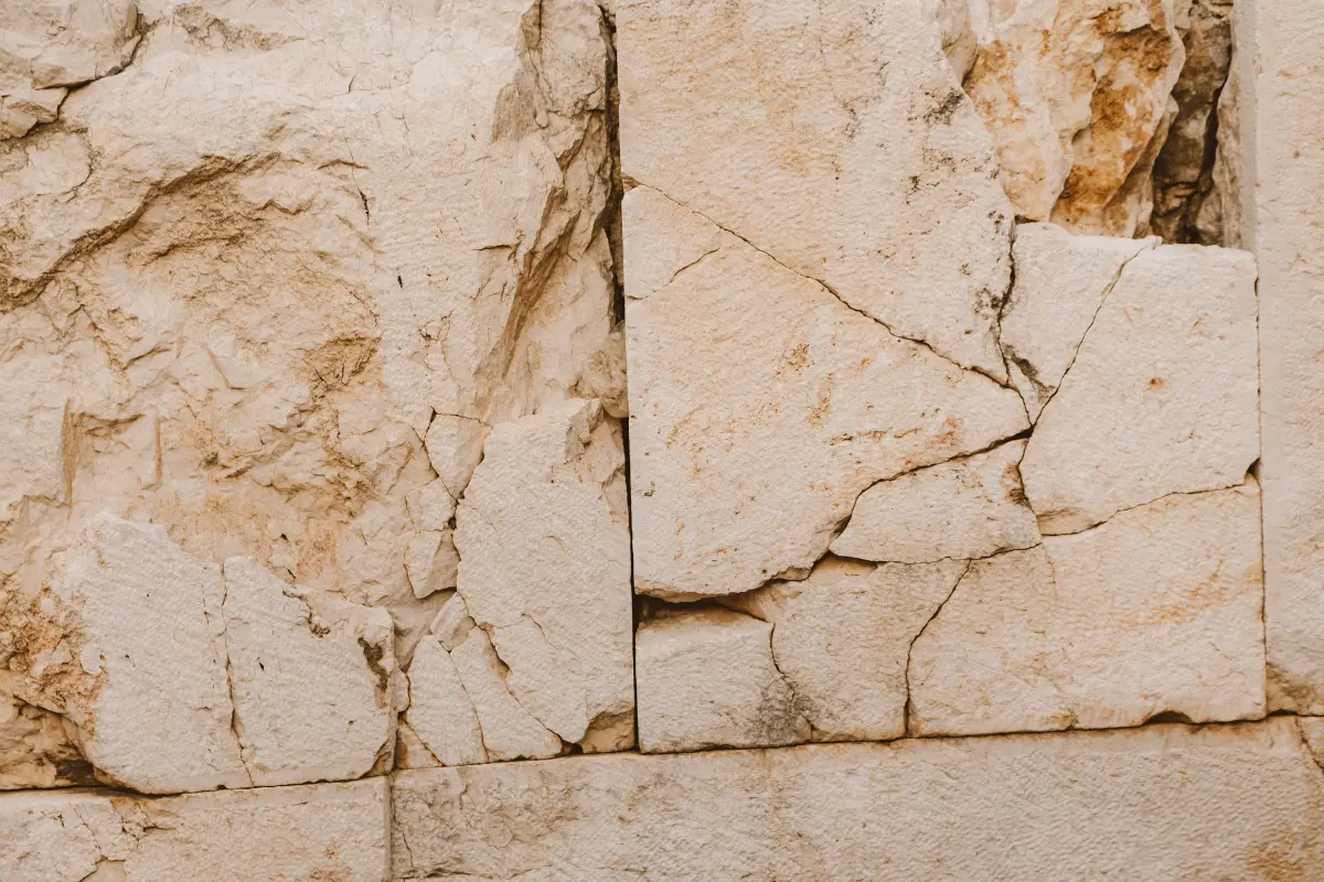 Construir em terreno irregular: Detalhe de rachaduras no muro de arrimo que questiona a qualidade das fundações. Foto: Reprodução / Canva Pro.