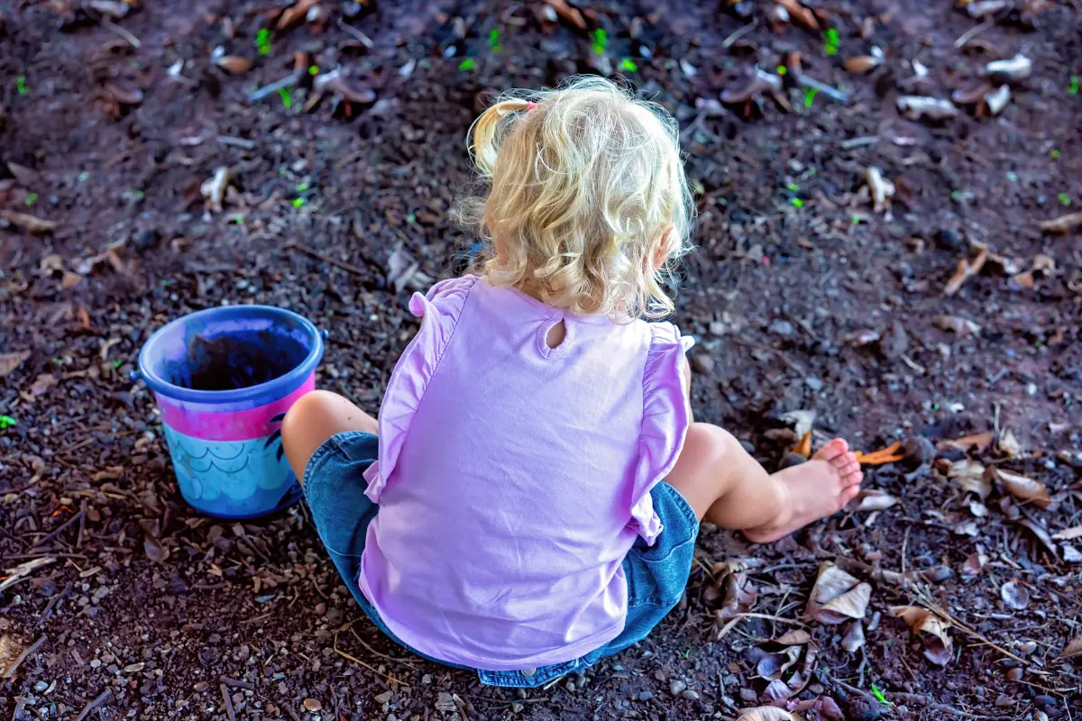 Como detectar passivos ambientais em uma gleba contaminada. A segurança ambiental é também uma questão de proteção às futuras gerações. Foto: Reprodução / Canva Pro.