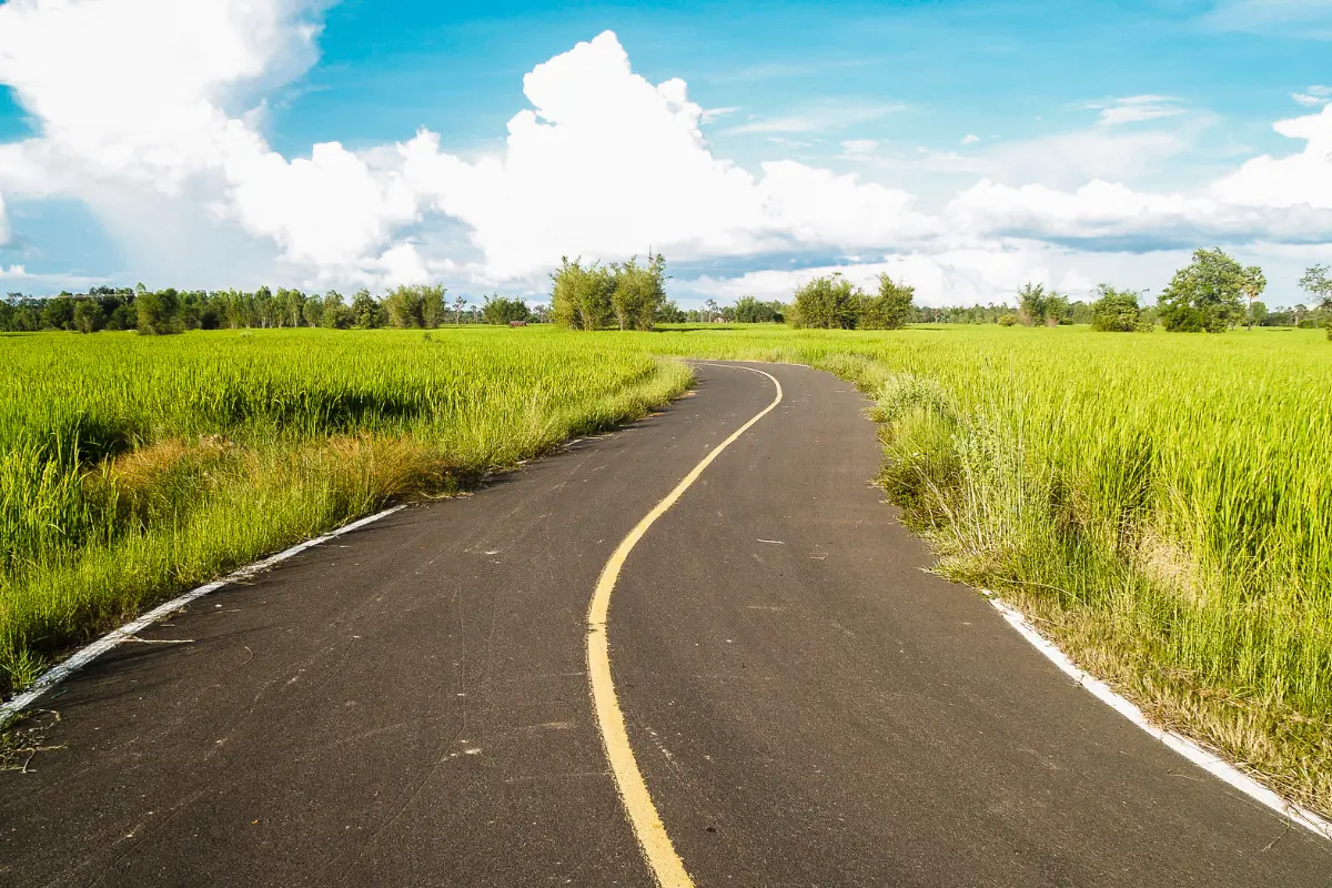 Entenda a diferença entre chão urbano e chão rural antes de comprar. Foto: Reprodução / Canva Pro.