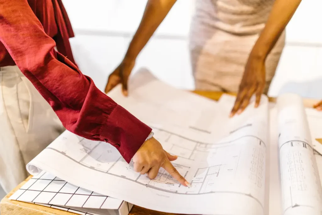 Guia de custos e orçamento médio para regularização de um terreno. Foto: Reprodução / Canva Pro.