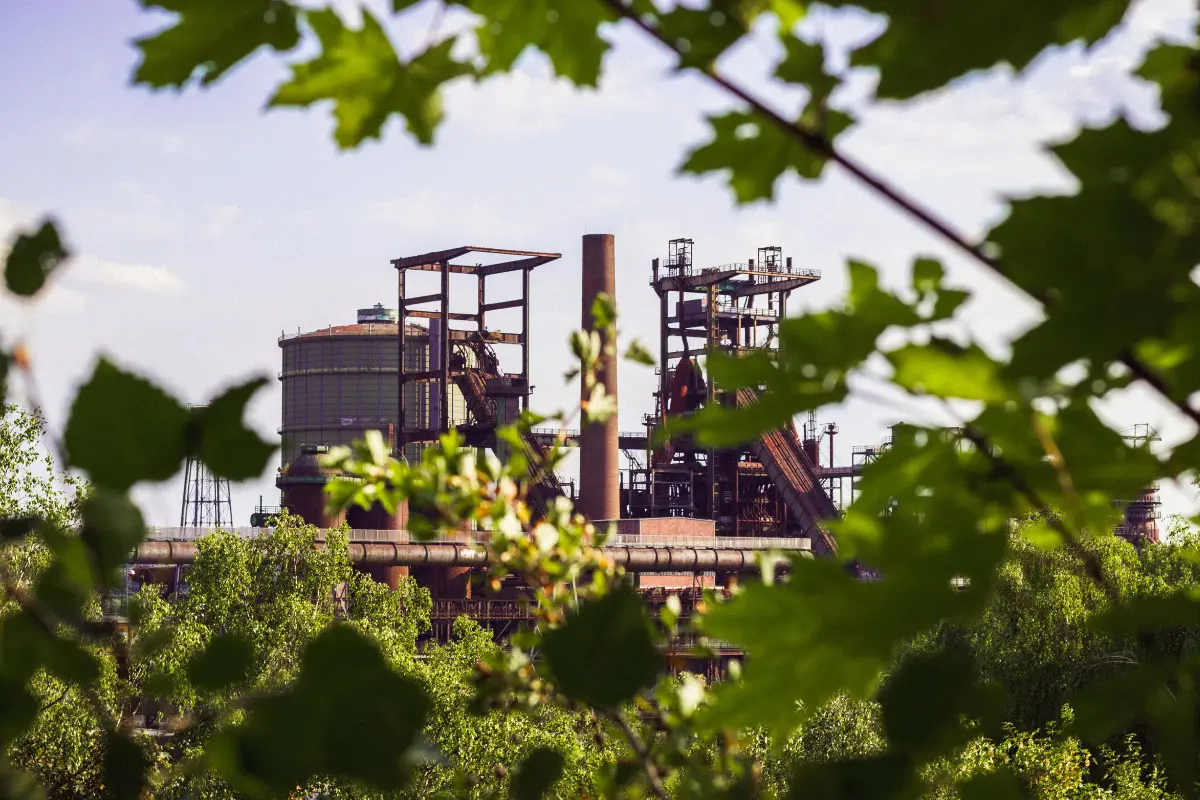 Guia prático para vistoriar uma área industrial antes de fechar. Foto: Reprodução / Canva Pro.