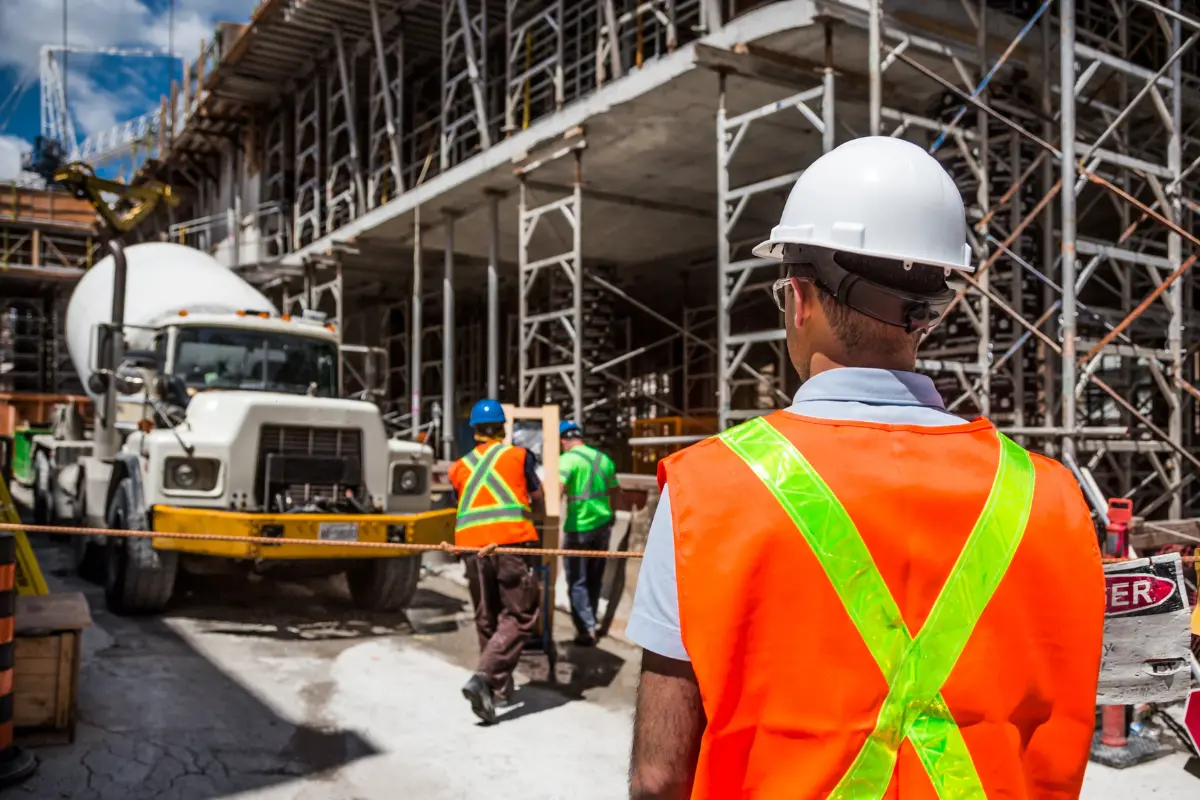 Guia prático para vistoriar uma área industrial antes de fechar. A segurança dos trabalhadores começa com uma vistoria bem feita. Foto: Reprodução / Canva Pro.