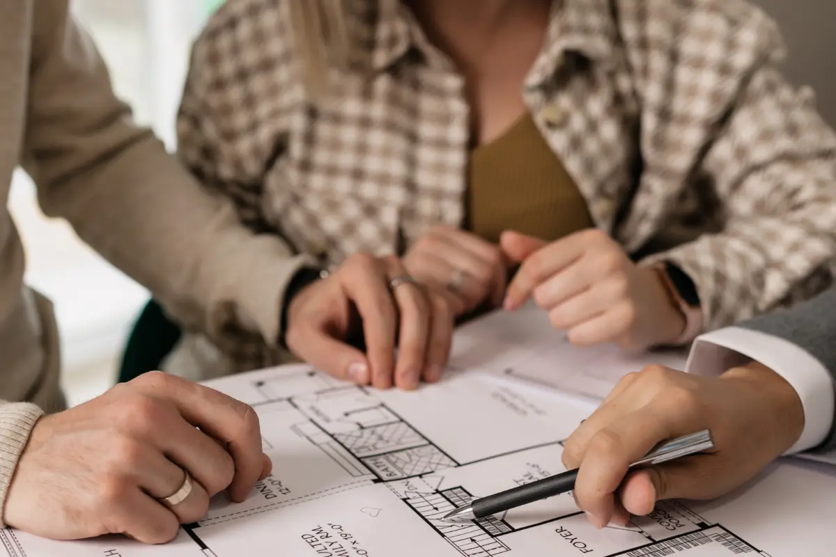 Loteamento. Planta topográfica mostra traços iniciais de divisão de lote, instigando curiosidade sobre os métodos de parcelamento. Foto: Reprodução / Canva Pro.