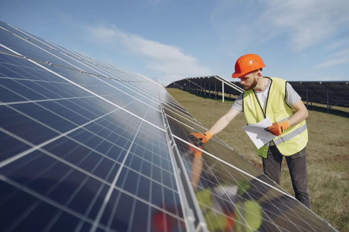 O que observar em um campo para implantação de energia solar. Foto: Reprodução / Canva Pro.