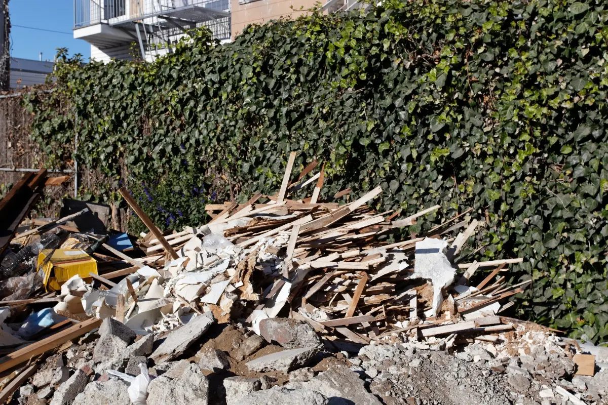 Limpeza de terreno para obras residenciais. Foto: Reprodução / Canva Pro.