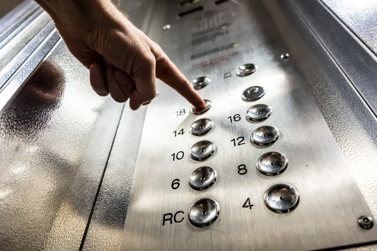 Regras para construção de prédios com elevador em lotes urbanos. Foto: Reprodução / Canva Pro.