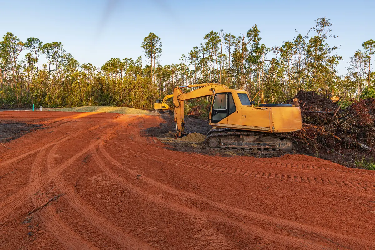 Rotina de limpeza de terreno pós-construção sem dores de cabeça. Foto: Reprodução / Canva Pro.