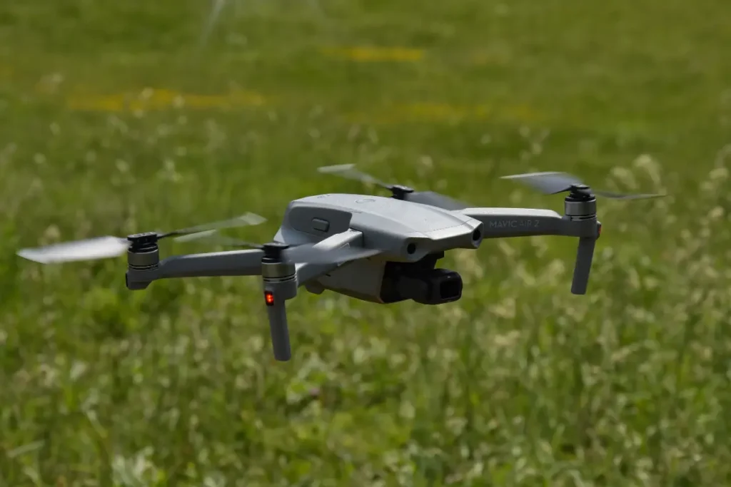 Tecnologia na limpeza de terrenos. Drone sobrevoa área de teste para mapear entulho e vegetação densa. Foto: Reprodução / Canva Pro.