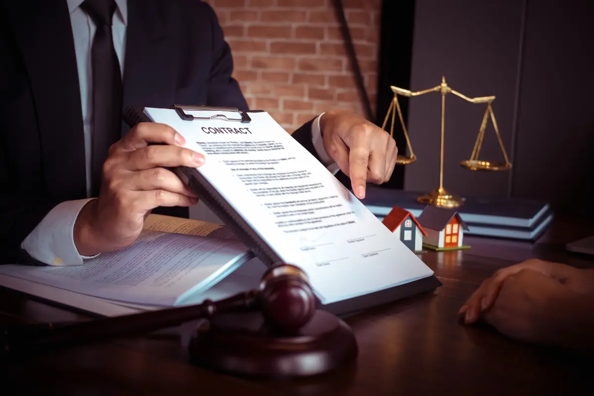 Terreno em condomínio, documento legal ao lado de terreno não registrado, ressaltando importância da matrícula. Foto: Reprodução / Canva Pro.