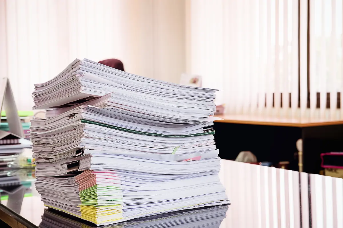 Usucapião de terreno. Escritura danificada ao lado de planta de terreno gera dúvida sobre regularização por usucapião. Foto: Reprodução / Canva Pro.