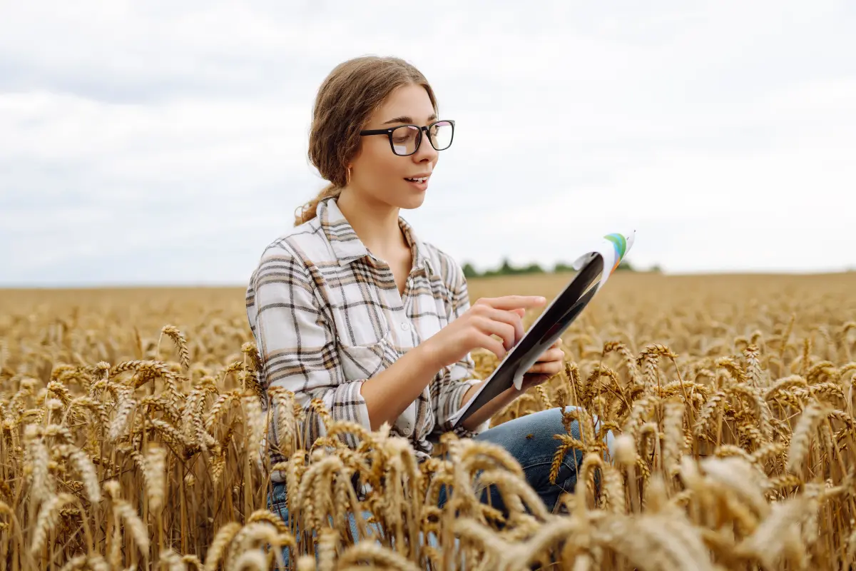 Vantagens de usar drones no mapeamento de uma gleba. Agricultor celebra a detecção precoce de pragas no tablet após voo com drone. Foto: Reprodução / Canva Pro.