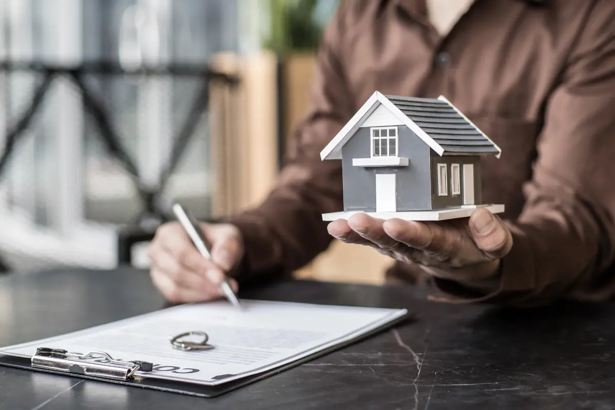 Vantagens e riscos de financiar um terreno no sistema bancário. Foto: Reprodução / Canva Pro.