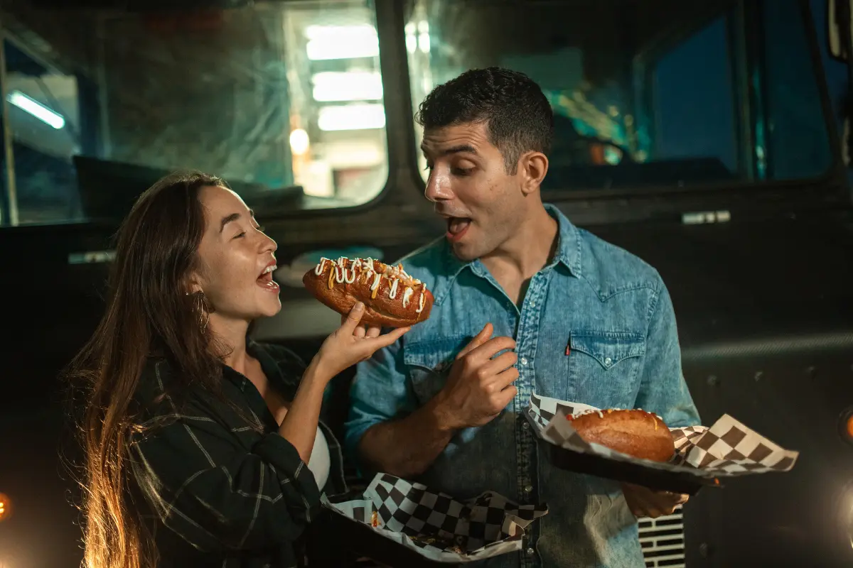 Descubra como usar terreno comercial para food trucks. Ambiente acolhedor e interação entre público e empreendedores. Foto: Reprodução / Canva Pro.