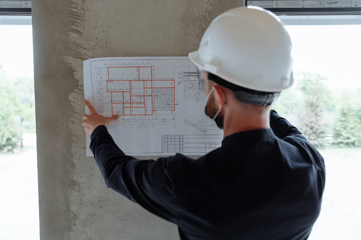 Descubra como construir galpões ou centros logísticos em terreno comercial. Foto: Reprodução / Canva Pro.