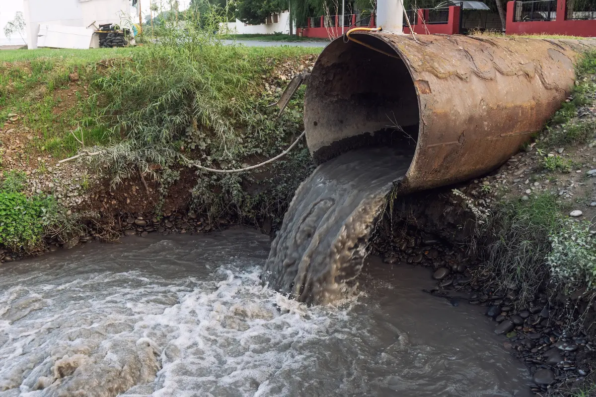Casas abaixo do nível da rua podem sofrer refluxo de esgoto. Morador acompanha com preocupação o acúmulo de água causado por refluxo de esgoto. Foto: Reprodução / Canva Pro.
