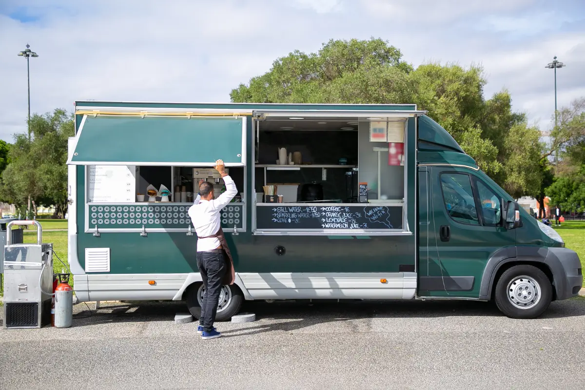 Descubra como usar terreno comercial para food trucks. Foto: Reprodução / Canva Pro.