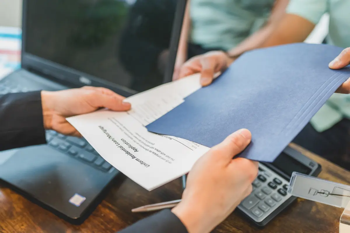 Saiba como usar marketing digital para divulgar seu terreno comercial. A confiança nasce da comunicação direta e autêntica. Foto: Reprodução / Canva Pro.