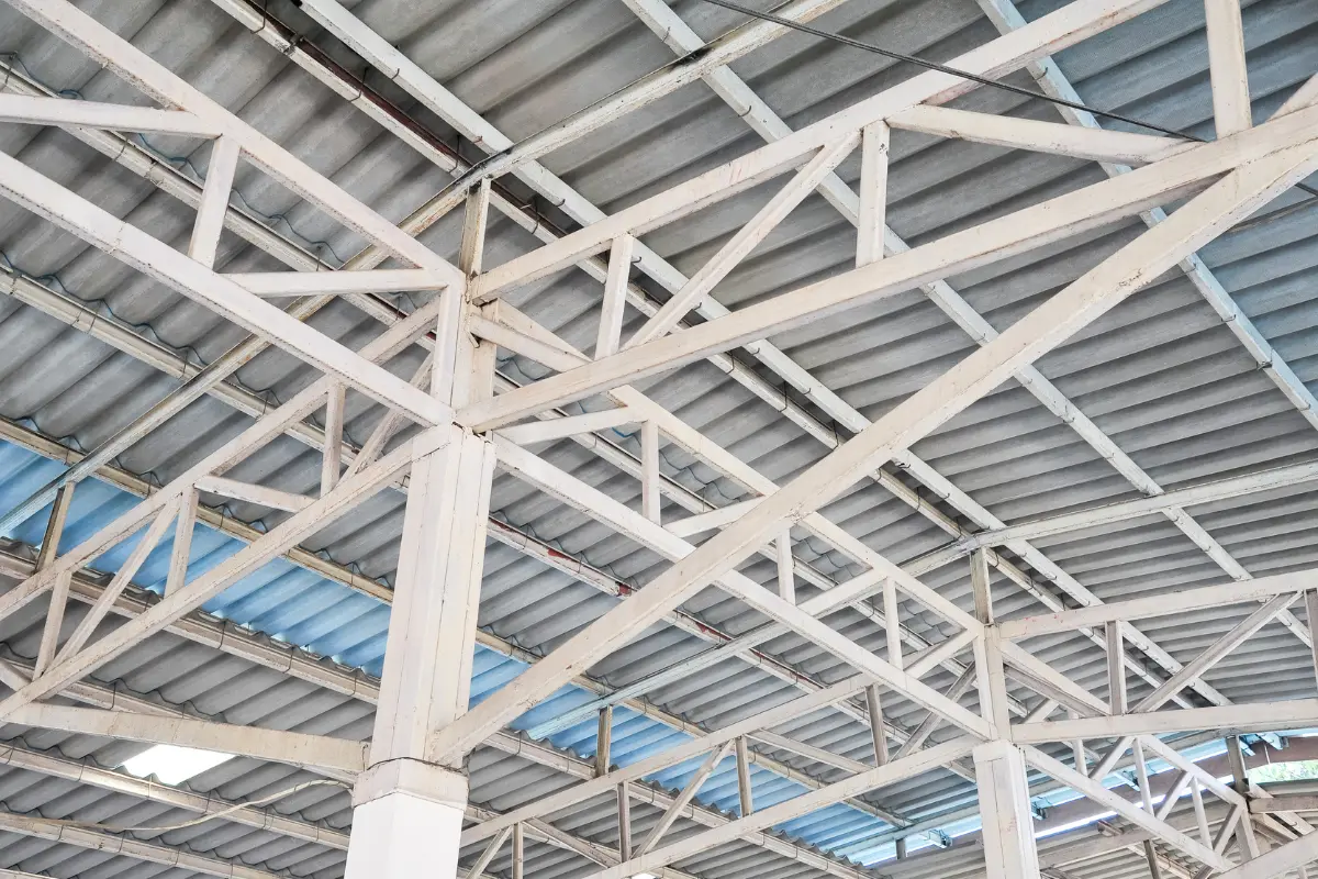 Descubra como construir galpões ou centros logísticos em terreno comercial. A realização de um projeto que une técnica, esforço e visão de futuro. Foto: Reprodução / Canva Pro.