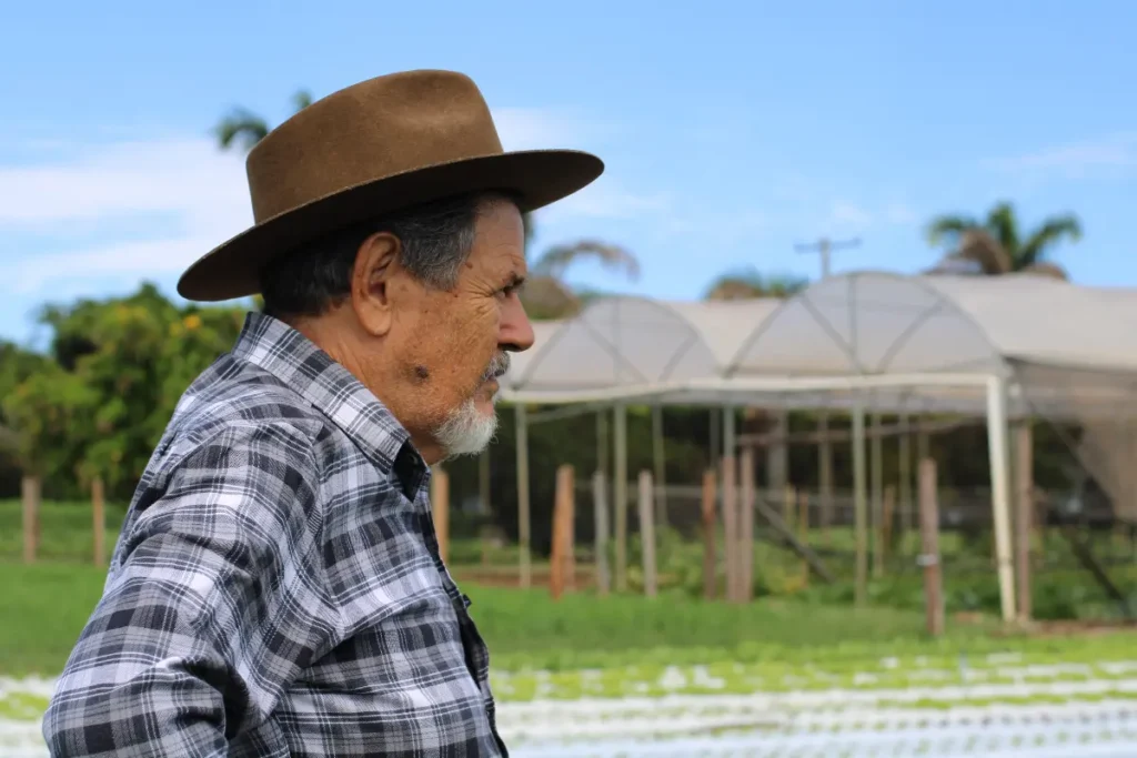 Ligação de Esgoto em Áreas Rurais: Produtor local confere biodigestor que reduziu odores e gerou adubo, momento que traduz segurança sanitária e ganho econômico. Foto: Reprodução / Canva Pro.