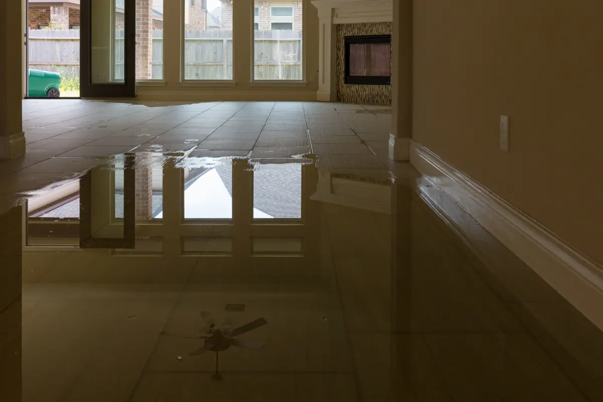 Problemas Comuns em Casas com Esgoto Mal Instalado. Ilustração comparativa entre tubulação com declive adequado e tubulação obstruída por gordura e sedimentos. Foto: Reprodução / Canva Pro.