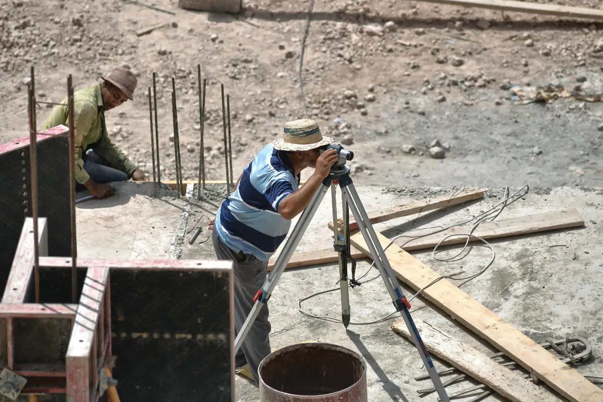 Diferença entre testada e frente útil. A compreensão da frente útil evitou retrabalho no projeto e trouxe tranquilidade ao proprietário. Foto: Reprodução / Canva Pro.