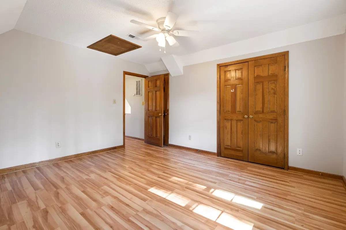 Troca de piso em apartamento: quais autorizações do condomínio você precisa? Foto: Reprodução / Canva Pro.