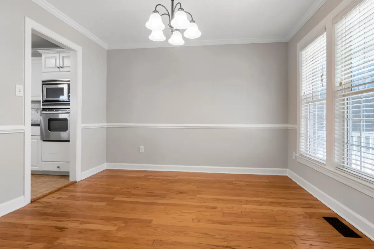 Troca de piso em apartamento: quais autorizações do condomínio você precisa? Reação positiva de moradores após troca de piso. Foto: Reprodução / Canva Pro.