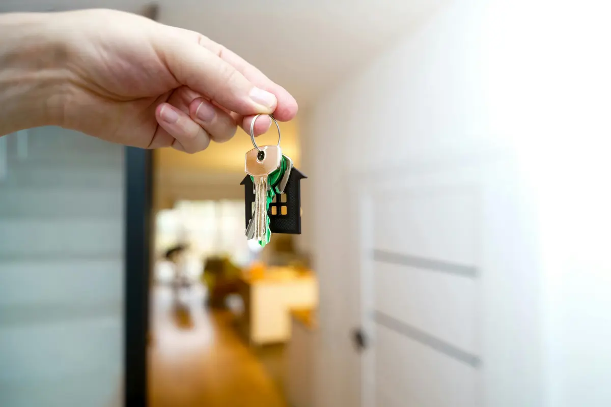Como comprar seu primeiro apartamento em Ribeirão Preto com o Minha Casa Minha Vida. Chave sobre contrato de financiamento simboliza o início da jornada. Foto: Reprodução / Canva Pro.