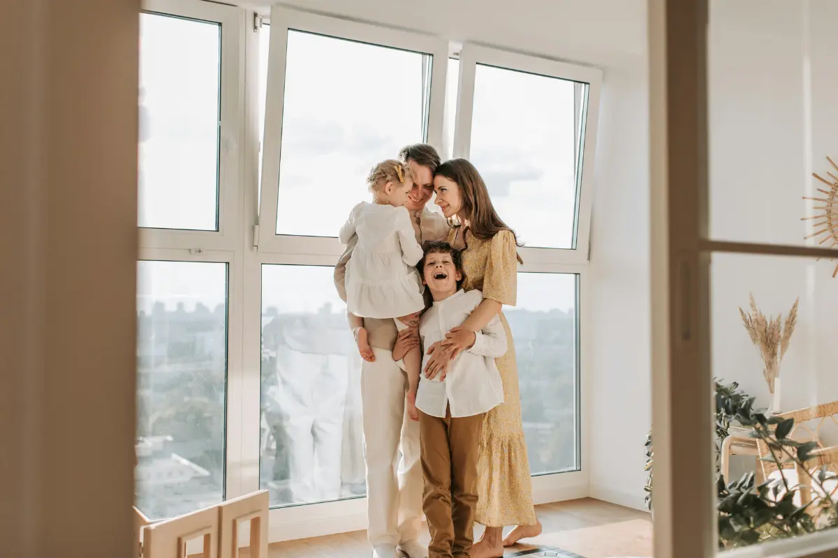O imóvel ideal para estudantes e famílias, 2 quartos, segurança 24h e perto da Barão de Mauá. Moradores celebram a conquista de um lar seguro e próximo da faculdade. Foto: Reprodução / Canva Pro.