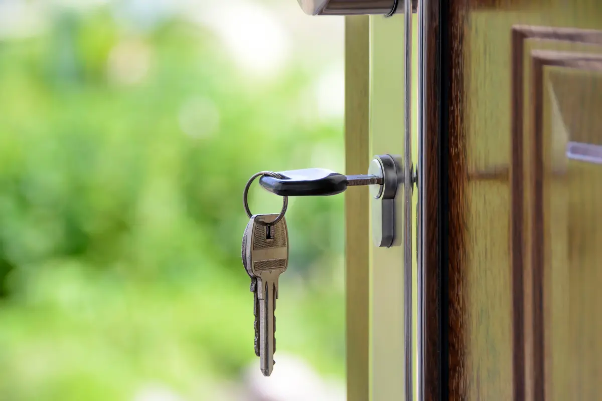 O imóvel ideal para estudantes e famílias, 2 quartos, segurança 24h e perto da Barão de Mauá. Chave em destaque simbolizando a busca pelo imóvel ideal. Foto: Reprodução / Canva Pro.