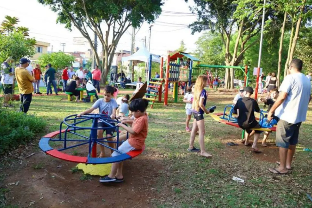 Por que morar no Jardim Paulista é viver no coração de Ribeirão Preto. Moradores aproveitam áreas verdes do Jardim Paulista em Ribeirão Preto. Foto: Reprodução / Canva Pro.