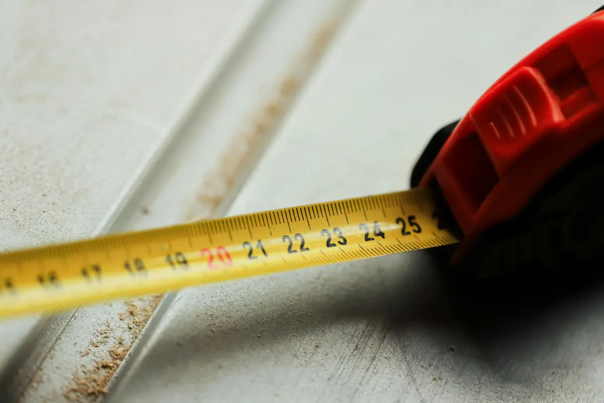 Quanto custa reformar um apartamento em 2026? Detalhe de obra em andamento, destacando o custo por metro quadrado. Foto: Reprodução / Canva Pro.