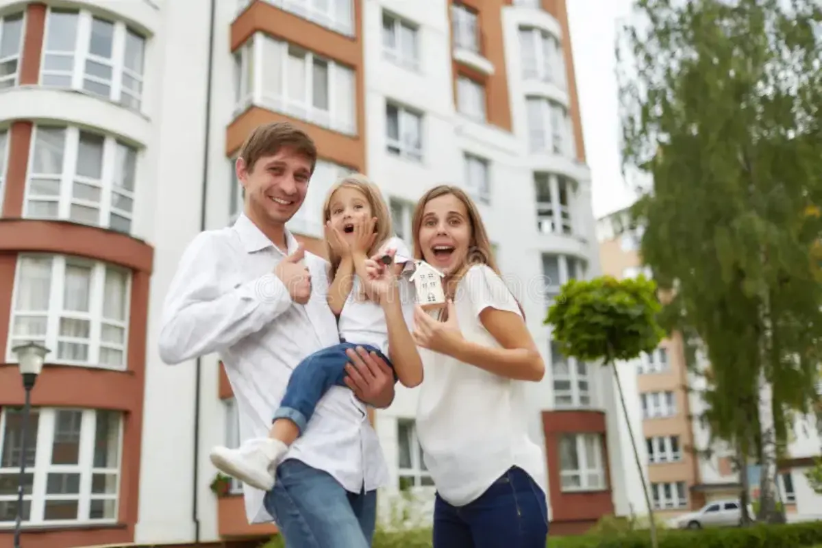 Aluguel ou Financiamento: 5 motivos para parar de pagar o que não é seu em 2026. Família celebra conquista da casa própria em 2026. Foto: Reprodução / Canva Pro.
