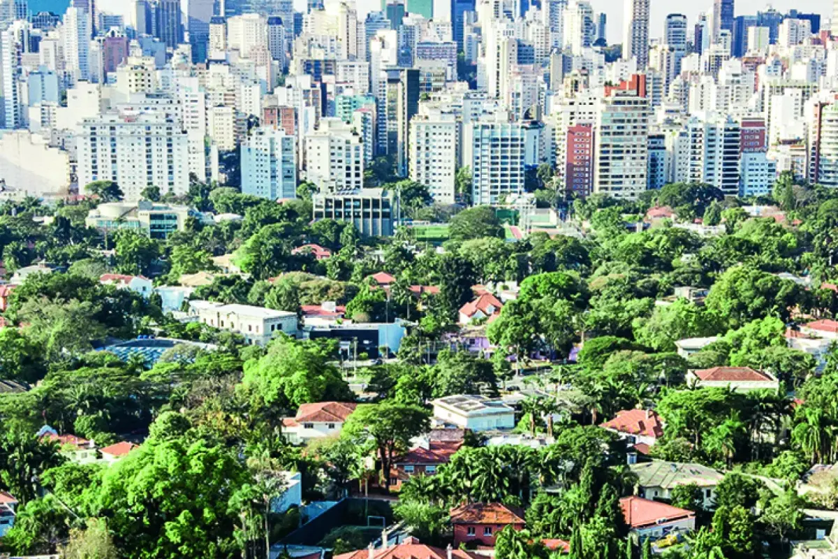 Morar ou investir em Ribeirão Preto, Jardim Paulista, registra imóveis a partir de 680 mil. Detalhe ampliado de uma fachada moderna em contraste com casas tradicionais. Foto: Reprodução / Canva Pro.